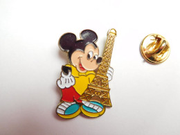 Beau Pin's En Relief , Disney  , Mickey , Tour Eiffel Paris , Doré - Disney