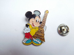 Beau Pin's En Relief , Disney  , Mickey , Tour Eiffel Paris , Argenté - Disney