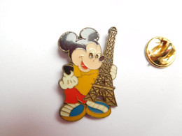 Beau Pin's , Disney  , Mickey , Tour Eiffel En Relief , Paris , Doré , Non Signé - Disney