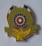 Pin's  à  Déterminer  1792 - 1992  Avec  Drapeaux  Tricolore  Signé  ARTHUS  BERTRAND - Arthus Bertrand