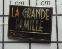 511B Pin's Pins / Beau Et Rare / MEDIAS / EMISSION DE TELE CANAL PLUS LA GRANDE FAMILLE - Mass Media