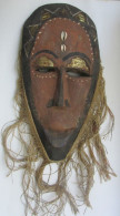 Cameroun Rare Ancien Masque Tribal Vodun Couleurs Pigmentations Cauris Incrustés, Dorures Lamelles De Cuivres (2) - Arte Africano