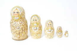 Design :  NESTING DOLLS : FOLK ART COMPLETE SET OF 5 - Matryoshka - Hand Painted - Made In Russia USSR - 1980's - H:12cm - Oriental Art