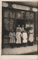 Carte Photo Segré Magasin A BRUNIAUX ( Cheminées Monuments Couronnes Marbrerie Gravuves ) Famille  Devant Le Magasin - Photos