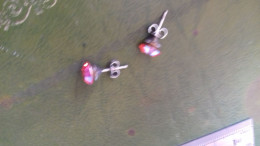 B16 / BOUCLE D OREILLE METAL PIERRE ROUGE - Aretes