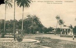 Afrique Africa Guinée (Française? )  Conakry Konakry Capitale  Place Du Gouvernement Petit Manque à Gauche - Guinée