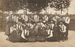 AK Foto Gruppe Männer Und Frauen In Tracht - Ca. 1920  (68341) - Personnages