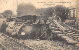 27-BERNAY- DERAILLEMENT DE L'ESPRESS DE CHARBOURG EN GARE DE BERNAY LA LOCOMOTIVE SOUS LA VOIE - Bernay