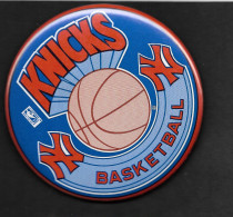 BADGE AVEC EPINGLE AU DOS KNICKS NY 8,5 X 8,5 - New York Knicks