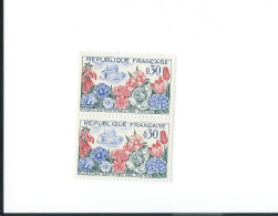 1369  C Impression Du Château Défectueuse Tenant à Normal Paire. - Unused Stamps