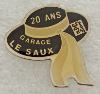 Pin's Peugeot. Garage Le Saux à Carhaix. Chapeau Breton - Peugeot