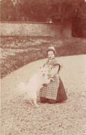 27-BERNAY- CARTE-PHOTO- PATITE FILLE ET SON CHIEN - Bernay