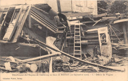 27-BERNAY- DERAILLEMENT DE L'ESPRESS DE CHERBOURG EN GARE DE BERNAY DEBRIS DE WAGONS - Bernay