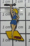 511B Pin's Pins / Beau Et Rare / PIN-UP / BLONDE DU JURA - Pin-ups