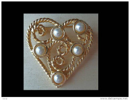 Broc-474 Broche Forme Coeur De 45mm/42mm  En Métal Doré Finement Torsadé à Décor De 5 Perles - Otros & Sin Clasificación