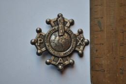 Insigne Religieux LOURDES PELERINAGE MILITAIRE INTERNATIONAL PAX Médaille Décoration écusson Armée Religion - Other & Unclassified