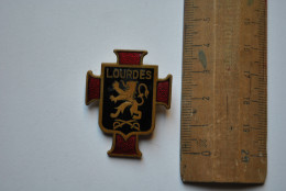 Insigne Religieux émaillé Lion Lourdes Signé Paul De Greef Bruxelles Militaire Médaille Décoration écusson Armée - Sonstige & Ohne Zuordnung