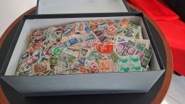 GROS VRAC DE TIMBRES EUROPE  FRANCE  MONDE DANS UNE BOITE  2.2KG - Vrac (min 1000 Timbres)