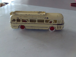 (Modèle Réduit - CIJ)  -  CAR  RENAULT  (Jantes Rouges - Pneus Blancs).........voir Scans - Camions, Bus Et Construction