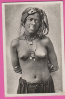 L'AFRIQUE DU NORD - TYPE DE FEMME - COLLECTION ARTISTIQUE "L'AFRIQUE" -Femme Seins Nus-CPM Petit Format En Noir Et Blanc - Non Classés