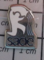 511B   Pin's Pins / Beau Et Rare / MARQUES / VERSEAU SADE Smooth Operator ! - Markennamen