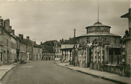 10 - Ervy Le Chatel - La Halle - CPSM Format CPA - Automobiles - CPA - Voir Scans Recto-Verso - Ervy-le-Chatel