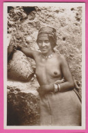 TYPE CHOISI DE L'AFRIQUE DU NORD - Femme Seins Nus - CPM Glacée Petit Format En Noir Et Blanc - Carte Photo - Unclassified