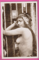 TYPE CHOISI DE L'AFRIQUE DU NORD - Femme Seins Nus - CPM Glacée Petit Format En Noir Et Blanc - Carte Photo - Unclassified