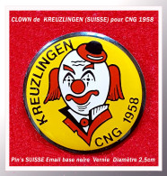 SUPER PIN'S "CLOWN"  CNG 1958, CARNAVAL De KREUZINGEN  Signé Poly Pin's, Diamètre 2,5cm - Berühmte Personen