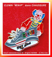 SUPER PIN'S "CLOWN" MINIP, Dans Une CHAUSSURE, Origine SUISSE, 2,7X3,7cm - Celebrities