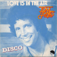 DISQUE VINYL 45 T DU CHANTEUR BRITANNIQUE TOM JONES - LOVE IS IN THE AIR - DISCO - Disco, Pop