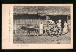 CPA Nossi-Bé, Ochsenkarren An Strohgedeckter Hütte  - Madagascar