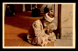 ISRAEL - READING THE KORAN IN THE MOSQUE - Israël