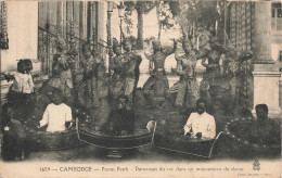 PNOM-PENH : DANSEUSES DU ROI DANS UN MOUVEMENT DE DANSE - Cambodge