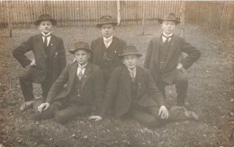 CARTE PHOTO - Un Groupe D'homme Assis - Carte Postale Ancienne - Photographie