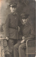 MILITARIA - Deux Officiers En Uniformes - Carte Postale Ancienne - Uniformen