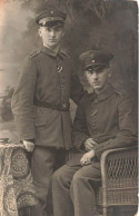 MILITARIA - Deux Officiers En Uniformes - Carte Postale Ancienne - Uniformi