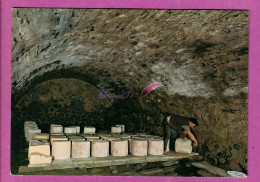 LES METIERS DE CHEZ NOUS - Fabrication Du Froamge De Cantal Stockage Dans La Cave Du BURON  - Kunsthandwerk