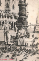 ITALIE - Venezia - Piccioni - Vue Sur Une Place - Pigeons - Une Femme - Un Homme -  Carte Postale Ancienne - Venezia (Venedig)