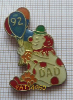 PAT14950 CLOWN Avec BALLONS  DAD 92 - Beroemde Personen