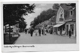 CPA ALLEMAGNE  **  RUGEN  SASSNITZ **  UNE RUE ANIMEE ** PECHEURS D ANGUILLES ? ** - Ruegen