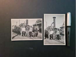 Gruppe Junger Leute An Einem Bahnhof Vor Dampflokomotive, Ort Und Anlass Unbekannt, 2 SW-Fotografien, 8,5 X 12,5 Cm - Trains