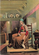 ARTS - Femme En Tenue Traditionnelle Dans Sa Cuisine - Assise - Carte Postale Ancienne - Pintura & Cuadros