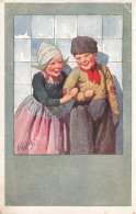 FOLKLORE - Costume - Enfants En Costumes Traditionnels - Bras Dessous Bras Dessus - Carte Postale Ancienne - Vestuarios
