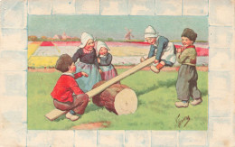 FOLKLORE - Costume - Enfants Jouant Dans Le Parc - Sabots - Carte Postale Ancienne - Vestuarios