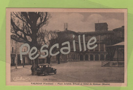 84 VAUCLUSE - CP VALREAS - PLACE ARISTIDE BRIAND ET HOTEL DE SIMIANE ( MAIRIE ) - COLL. TRIGNAC / PHOT COMBIER MACON - Valreas