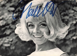 CELEBRITES - Chanteurs & Musiciens - Chanteuse - Une Femme Souriante - Isabelle Aubret - Carte Postale Ancienne - Cantanti E Musicisti