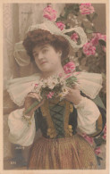 FANTAISIES - Femmes - Une Femme Seule Portant Un Bouquet De Fleur Dans Sa Main - Carte Postale Ancienne - Mujeres