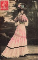 FANTAISIES - Femmes - Une Femme En Robe Seule Se Baladant - Pensive - Carte Postale Ancienne - Mujeres