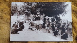 CPA PHOTO SOUVENIR BALLET JOUR DE 1923 JEUNES FEMMES DANS UNE ALLEE - Pin-Ups